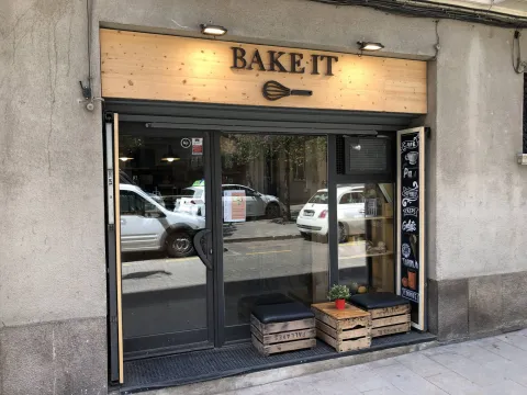  Rótulo de madera con letras corpóreas con dos puntos de luz.Pasteleria Bake it , Oriol Balaguer
