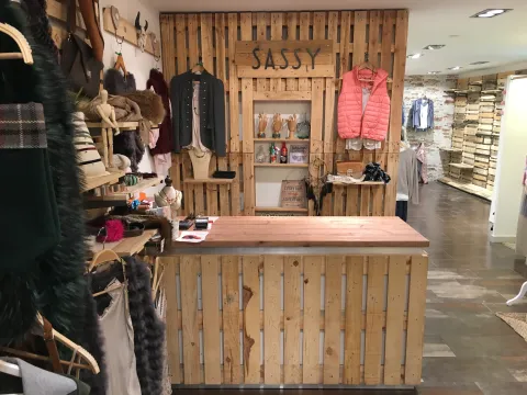  Mostrador de Madera de pino natural retroliluminado para tienda de ropa en Molins de Reis - Barcelona

