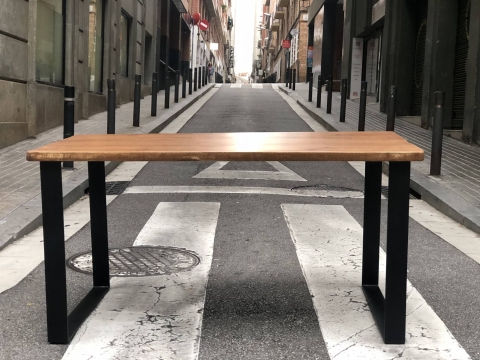  Mesa A: Tablon de madera de pino con patas de hierro. Medida 170 cm (fabricación a medida) 