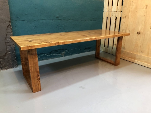  Mesa A: Tablon de madera de pino con patas de madera. Medida 170 cm (fabricación a medida) 