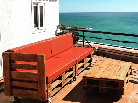  Conjunto de dos sofas en polipiel roja con un reposa brazos + mesa 
