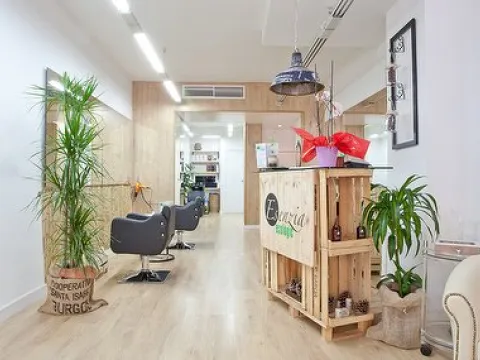  Mostrador de Madera de pino natural y cajas de fruta para peluqueria ecológica de Barcelona
