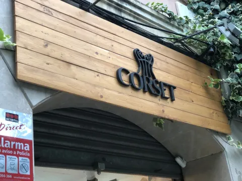 Corset - Rótulo de madera con letras corpóreas
