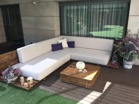  Sofa Sison: Sofá en L con estructura de madera  250 x 100 cm . Funda: Loneta hidrófuga
