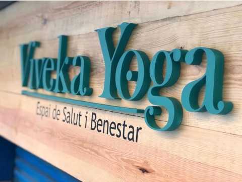  Rotulo Viveka centro de Yoga en madera y letra corpórea
