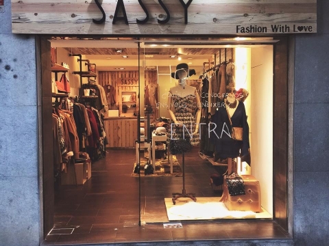  Proyecto de decoración para tienda de Ropa SASSY.  