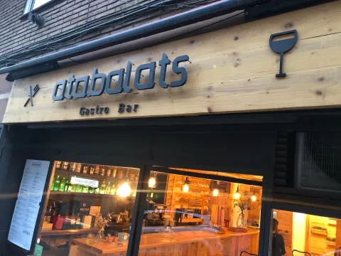 Rotulo de madera, logotipo en letra corpórea.
Gastro Bar Atabalats
