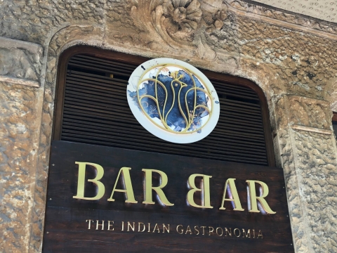  Rotulo de madera, logotipo en letra corpórea.
Restaurante Bar Bar 
 
