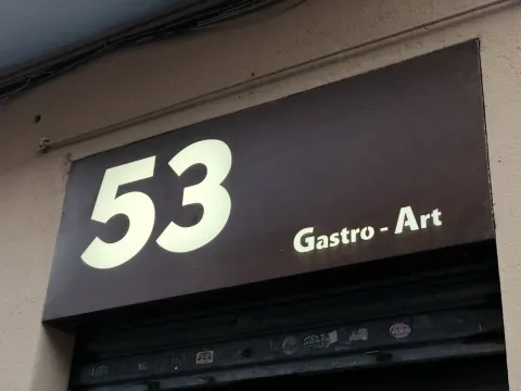  Rotulo de hierro oxidado, logotipo en letra corpórea retroiluminada. 53 gastro-art Restaurante 