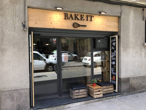  Rotulo de madera, logotipo en letra corpórea con iluminacion.
Bake it Panadería y pastelería
 
