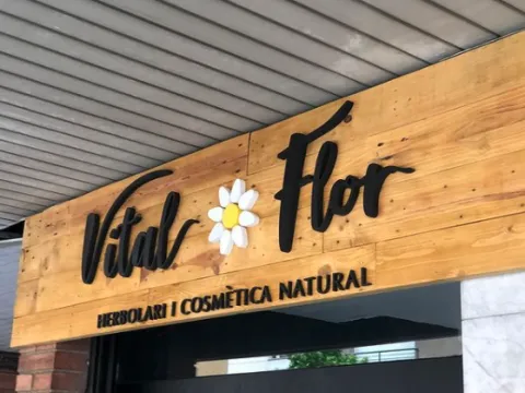  Rotulo de madera, logotipo en letra corpórea. Vital Flor  Herboristeria y cosmetica natural 