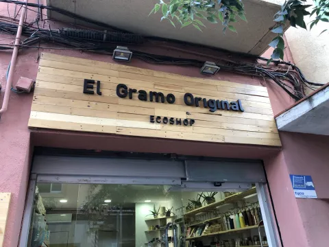  Rotulo de madera, logotipo en letra corpórea. El gramo Original Tienda de productos zero waiste  