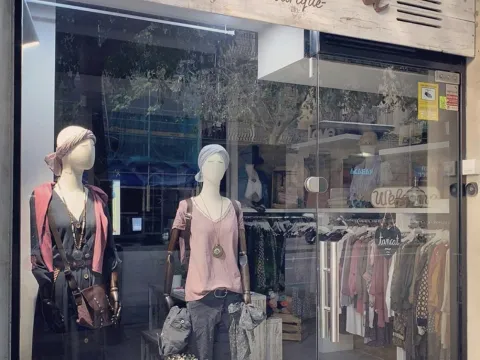  Rótulo fabricado en madera con letras corpóreas e impresión sobre madera para tienda de ropa evanna 