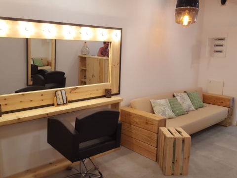  Set de maquillaje con espejos iluminados, sofá de madera
