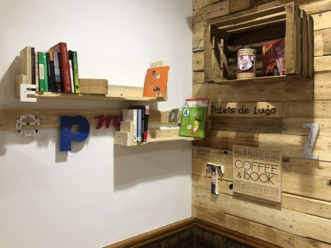 Revestimento de parede de madera, zona de lectura con estanterías