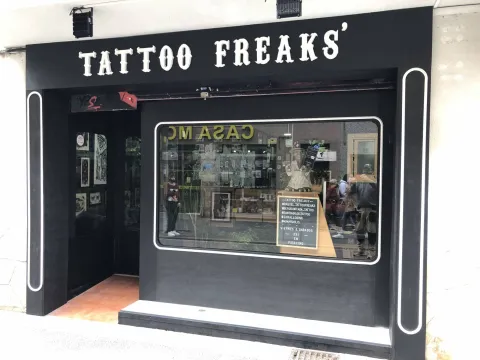  Rotulo y fachada +  logotipo en letra corpórea.
Tatto Freaks
 
