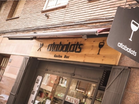 Rotulo de madera con letra corporea e iluminación para Atabalats Gastr-Bar en Barrio de Gracia de Barcelona 