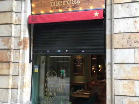 Rotulo de madera con letra corpórea e iluminación con bombillas para Restaurante SEGONS MERCAT