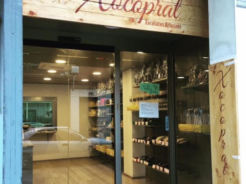 Rotulo de madera con logotipo pintado para chocolateria XOCOPRAT