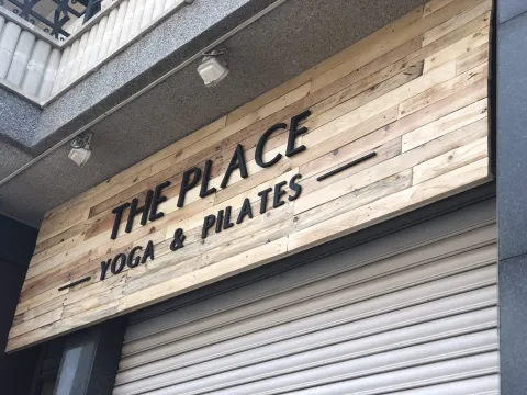  Rotulo de madera, logotipo en letra corpórea.
The place centro de Yoga y pilates
