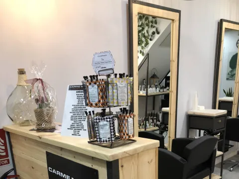  Mostrador de Madera de pino natural y hierro para peluquería en Barcelona
