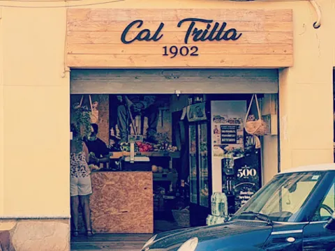  Cal Trilla -Rótulo de madera con letras corpóreas
