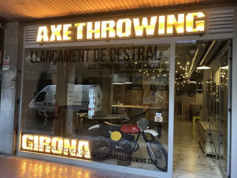  Rotulo de madera con bombillas interior logotipo en letra corpórea 
Axe Throwing Girona 

