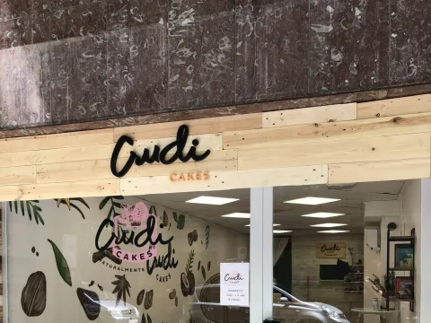  Rotulo de madera, logotipo en letra corpórea.
Crudicake pasteleria vegana 
 
