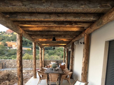 Gran Pérgola con troncos de madera 