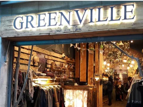  Rotulo de madera, logotipo en letra corpórea, retroiluminado.
Green Ville Tienda de ropa
