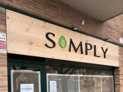  Rotulo de madera, logotipo en letra corpórea. Simply Tienda de productos bio    