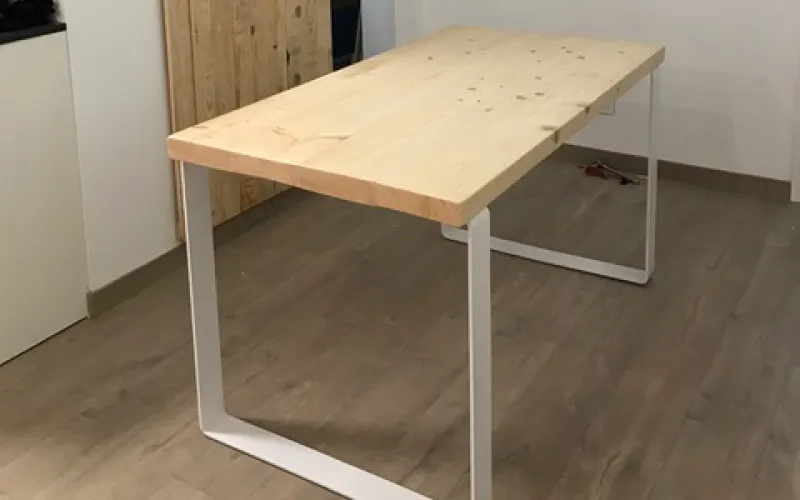 Mesa de madera de estilo industrial 