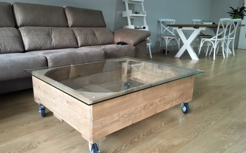 Mesa de centro de madera con cristal 